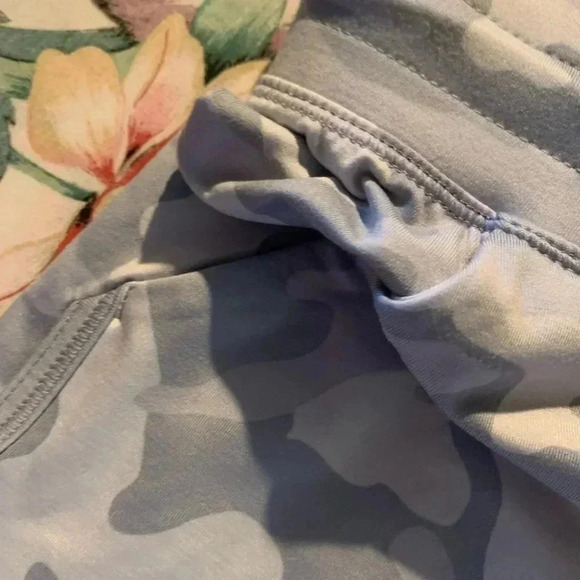 NWT Active Wear Shorts Camo Design Size Medium - Picture 2 of 6